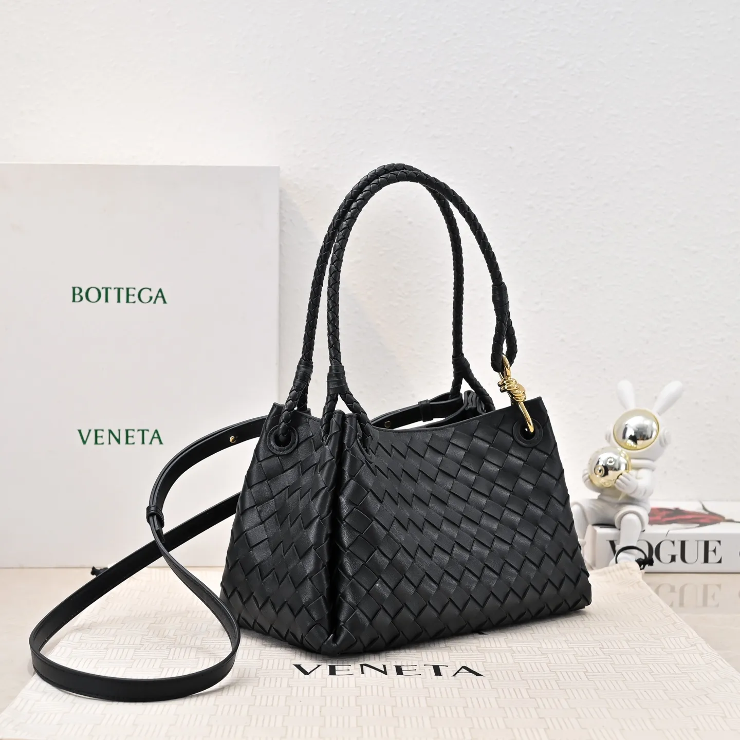 Batch 2060 BOTTEGA VENETA 2025 Autumn New Product Medium Parachuta The long-awaited new medium parachuta is here, with a unique appearance and iconic metal knots, and a whole piece of leather folds the four corners into a parachute shape! The exquisite Knot metal buckle is like putting jewelry on a bag. It is high-end and elegant. Its super capacity can hold all your things! The overall effect of this bag is very different from before. It is neither too delicate to provide a large capacity nor too bulky because of its practicality. It simply provides a perfectly suitable bag for casual and simple people👜 Style number: 5921 Size: 29.5*18.5*17.5cm